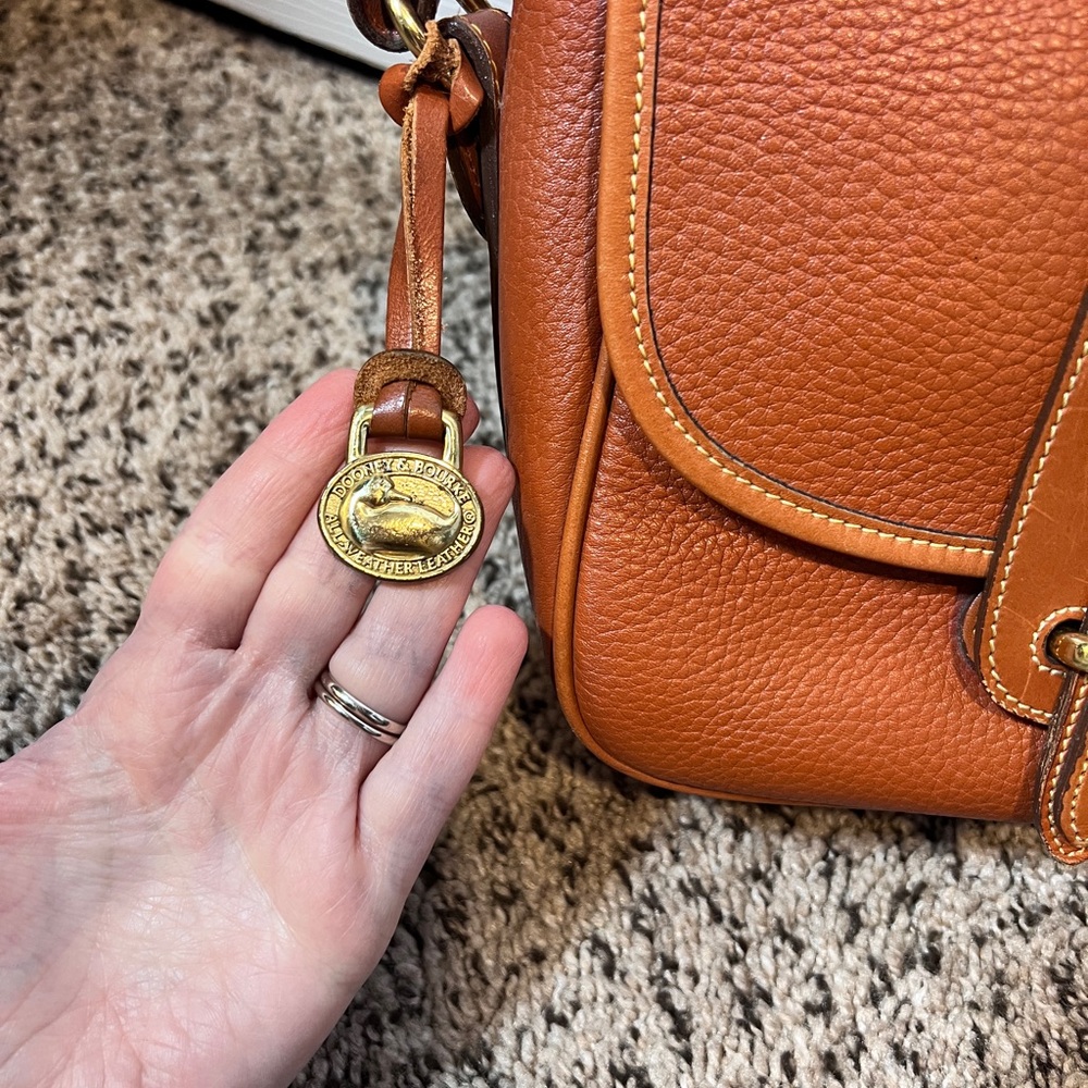 Vintage Tan Leather crossbody Bag - Picture 2 of 6